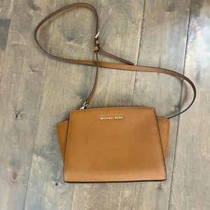 EUC Michael Kors Crossbody Bag.
